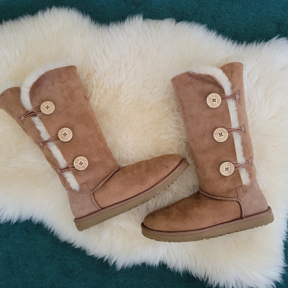 Ugg Boots Women's Bailey Button Triplet. Tan Size 10.